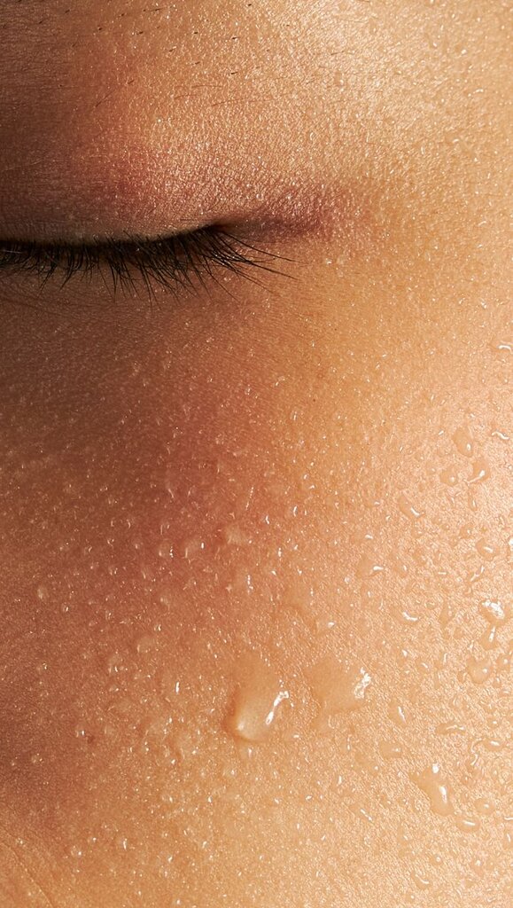 Hautdetail mit Wassertropfen, Aesthetika Peponi